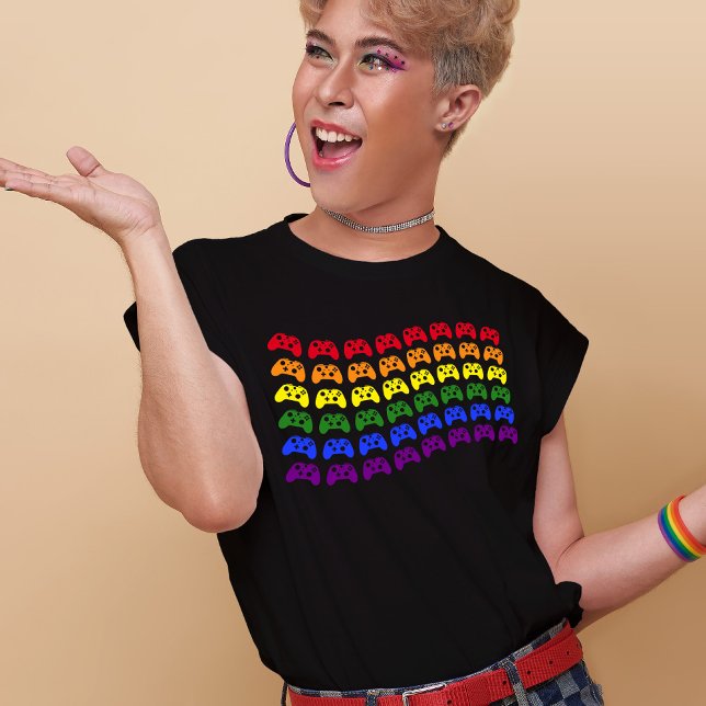 Camiseta Bandera del Orgullo Gay de los controladores del a (Mockup of LGBT youth wearing t-shirt. Mockup by our-team on Freepik)
