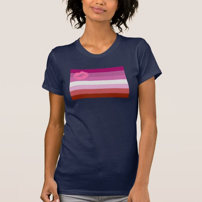 Camiseta Bandera del Orgullo Lésbico con lápiz labial (Anverso)