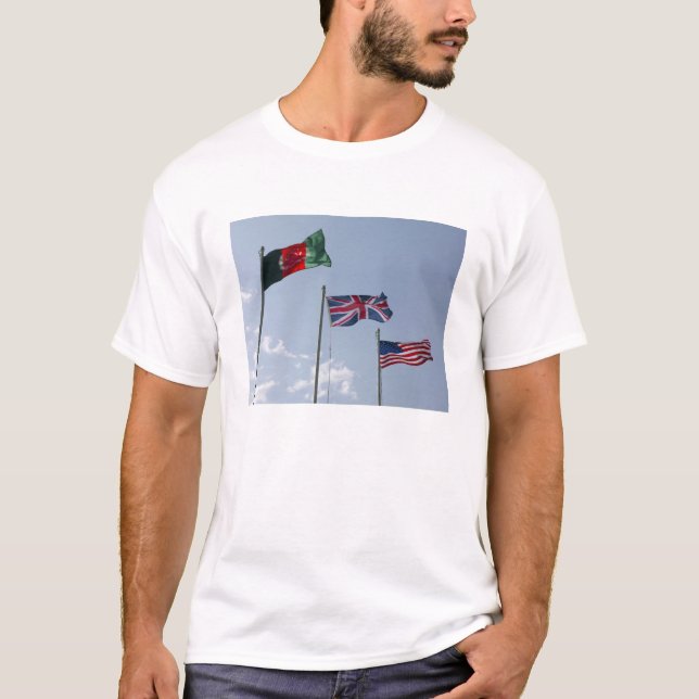 Camiseta Bandera del Reino Unido entre las banderas afgana  (Anverso)