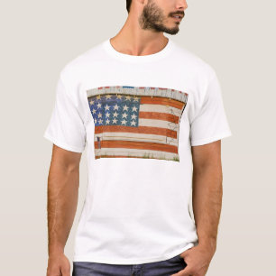 Camiseta bandera estadounidense pintada en un puesto de fue