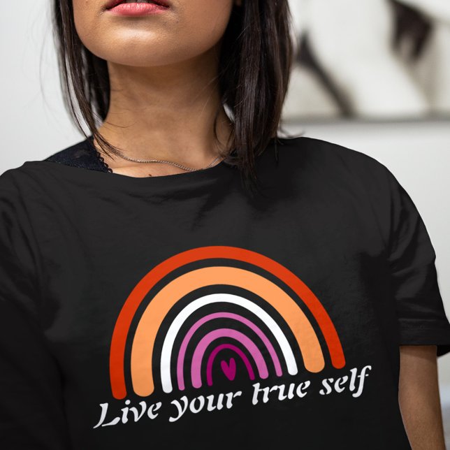 Camiseta Bandera lesbiana LGBTQ: Vive tu verdadero yo (Subido por el creador)