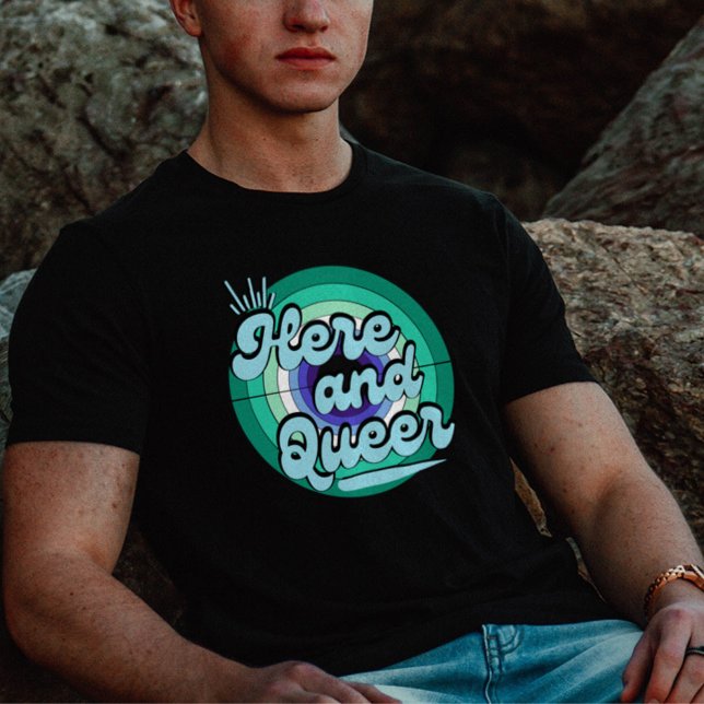 Camiseta Bandera masculina gay: LGBTQ - Aquí y Queer (Subido por el creador)