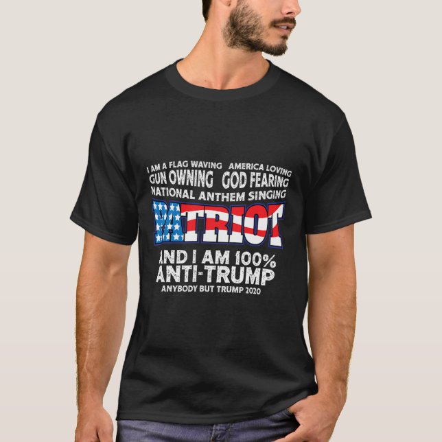 Camiseta Bandera ondeando Blanco Rojo Y Azul Contra Trump (Anverso)