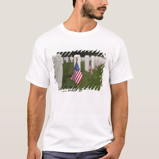 Camiseta Banderas americanas en las tumbas de veteranos (Anverso)