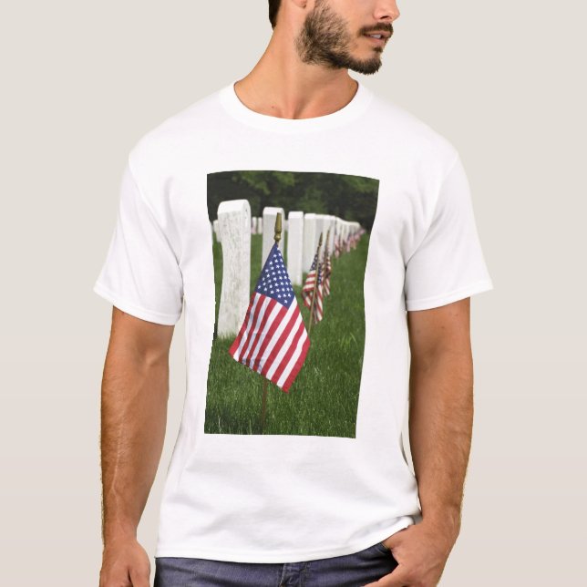 Camiseta Banderas americanas en las tumbas de veteranos (Anverso)