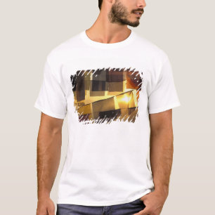 Camiseta Banderas de oración budistas en la puesta del sol,