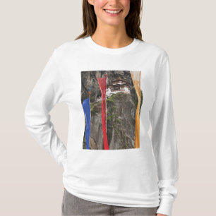Camiseta Banderas de oración cuelgan cerca de Taktshang