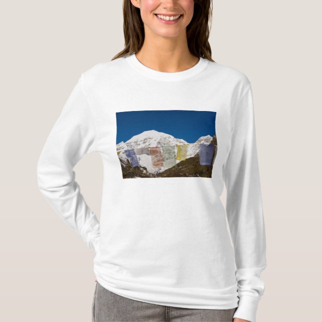 Camiseta Banderas de oración y Monte Jhomolhari, Bután. (Anverso)