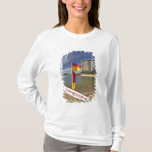 Camiseta Banderas y tabla de rescate de surf