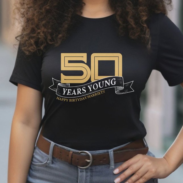 Camiseta Banner joven de 50 años Black & Gold (Black & Gold 50 Years Young Banner 50th Birthday T-Shirt)