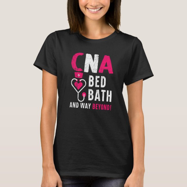 Camiseta Baño De CNA Bed Y Mucho Más Allá De La Enfermería  (Anverso)