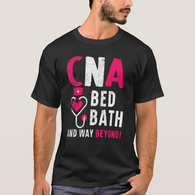 Camiseta Baño De CNA Bed Y Mucho Más Allá De La Enfermería  (Anverso)