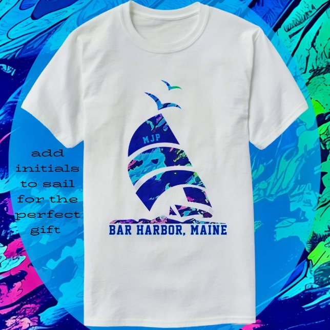 Camiseta Bar Harbour Maine Sailboat Vacaciones (Bar Harbor, Maine Vacation Souvenir. Add initials to sail.)