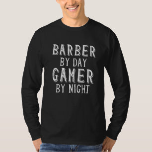 Camiseta Barber By Day Gamer By Night Hair Stylist Barber S
