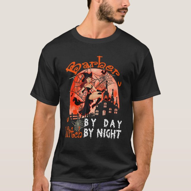 Camiseta Barber By Day Witch By Night Halloween Witch Flyin (Anverso)