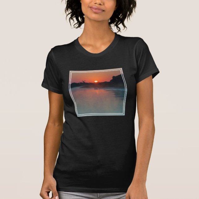 Camiseta Barca al amanecer en el río (Anverso)