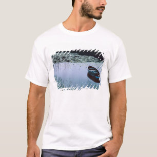 Camiseta Barca de remos en un pequeño lago rodeado de agua