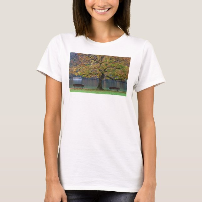 Camiseta Barca en un lago en otoño, Alemania (Anverso)