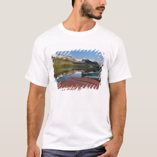 Camiseta Barcas estacionadas en la orilla del lago Maligne,