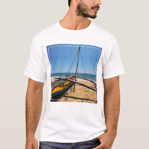 Camiseta Barco de pesca amarrado en la playa