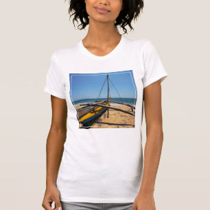 Camiseta Barco de pesca amarrado en la playa