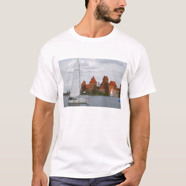 Camiseta Barco de vela con castillo de isla junto al lago G (Anverso)