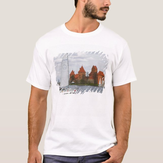 Camiseta Barco de vela con castillo de isla junto al lago G (Anverso)