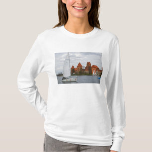Camiseta Barco de vela con castillo en la isla junto al lag