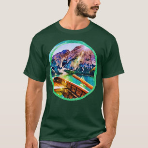 Camiseta Barco en un lago cerca de las montañas pintura acu