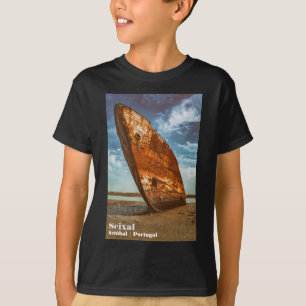 Camiseta Barco naufragado en una playa