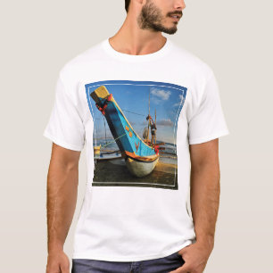 Camiseta Barco Pesquero Colorido Cerca Del Océano