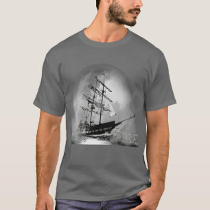 Camiseta Barco pirata navegando fuera de la luna de niebla