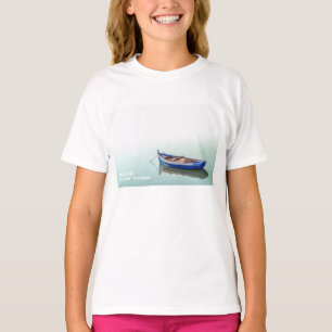 Camiseta Barco viejo de Aiola. Pequeño bote de remos en la