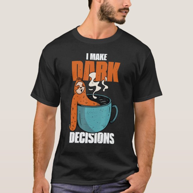 Camiseta Barista Dark Coffee Cup Sloth I Make Dark Decision (Anverso)