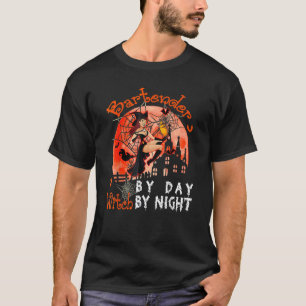 Camiseta Barman By Day WWty By Night Halloween Witch Fl