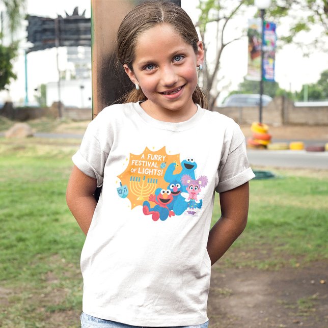 Camiseta Barrio Sésamo | ¡Un Festival de Luces Furtivo! (Kid wearing t-shirt)