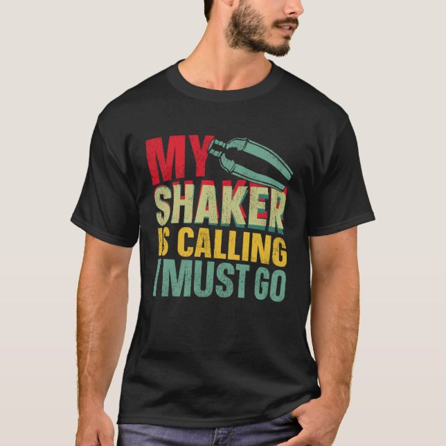 Camiseta Bartender Mixologist My Shaker Is Calling I Must G (Anverso)