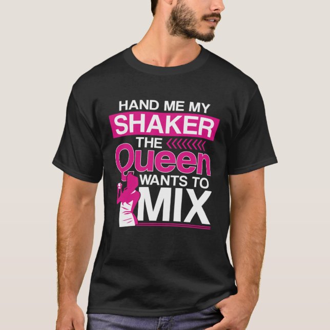 Camiseta Bartender Mixologist Queen Hand Me My Shaker The Q (Anverso)