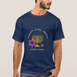 Camiseta BARUCH ATAH ADONAI | Hanukkah Blessings<br><div class="desc">Camiseta HANUKKAH, moderna y elegante. El diseño muestra un MENORAH de color dorado con ESTRELLA multicolor DE DAVID y DREIDEL gris plateado. En la parte superior hay un texto curvo que dice BARUCH ATAH, ADONAI (Bendito eres tú, Dios) y debajo del texto se lee HANUKKAH BENDICIONES DE NUESTRA CASA A...</div>