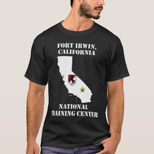 Camiseta Base Militar Fort Irwin - Puesto del ejército en C (Anverso)