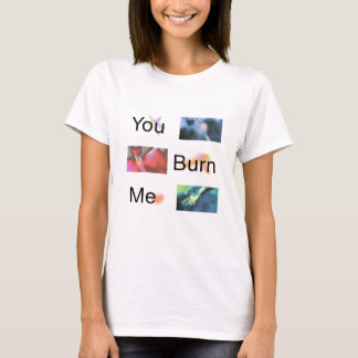 Camiseta básica con la cita 'You Burn Me' 