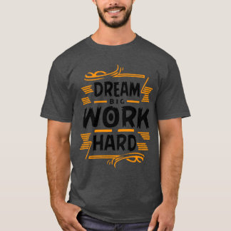 Camiseta básica oscura 'Sueña grande trabaja duro'
