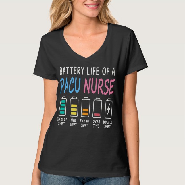 Camiseta Battery life of a PACU nurse levels humor (Anverso)