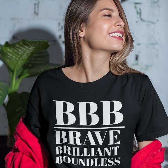 Camiseta BBB- Valiente, brillante, sin límites (Young woman wears a "BBB: Brave, Brilliant, Boundless" black t-shirt.)