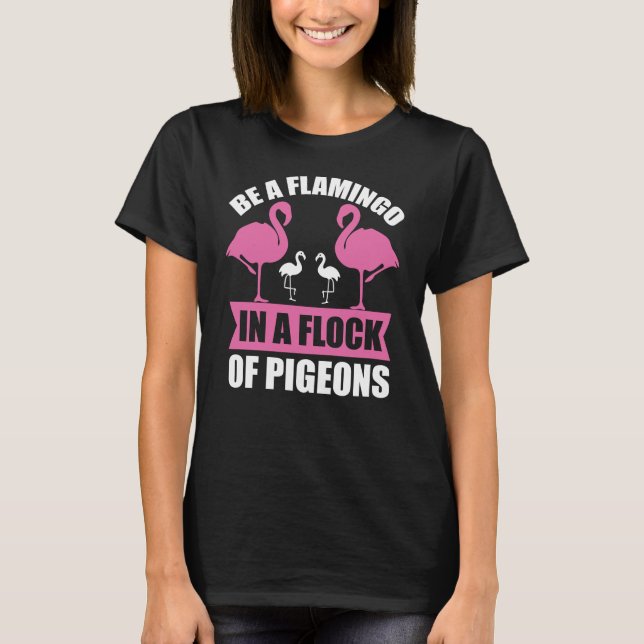 Camiseta Be A Flamingo In A Flock Of Pigeons (Anverso)