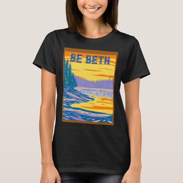 CAMISETA BE BETH YELLOWSTONE IN THE BACKGROUND (Anverso)