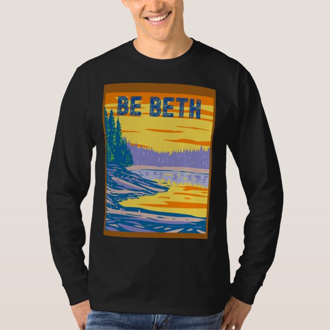 CAMISETA BE BETH YELLOWSTONE IN THE BACKGROUND (Anverso)