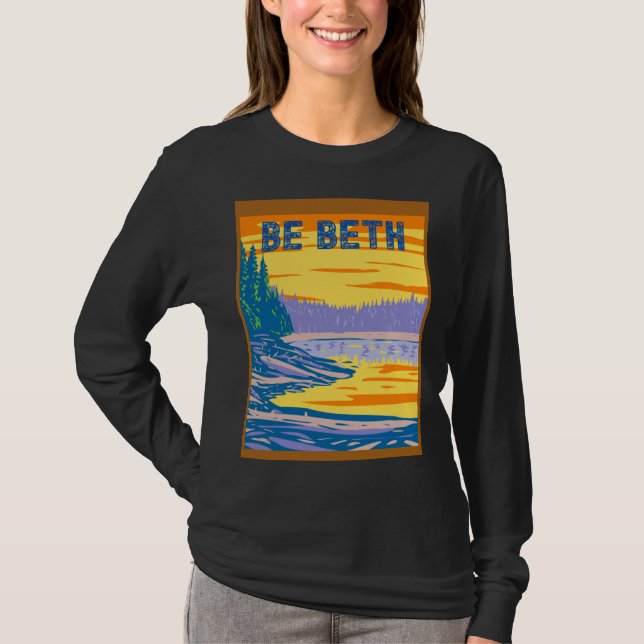 CAMISETA BE BETH YELLOWSTONE IN THE BACKGROUND (Anverso)