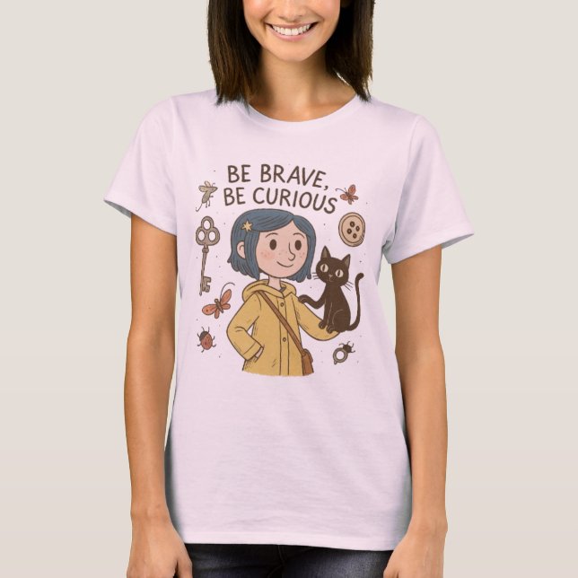 Camiseta Be Brave, Be Curious – Coraline Inspired  (Anverso)