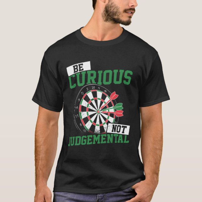 Camiseta Be Curious No Judgemental Dart Player Darts Bullse (Anverso)